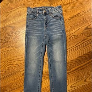 Girls size 0 distressed jeans I’m excellent condition.